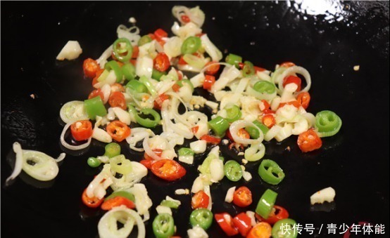 饭店|炒丝瓜有人焯水,有人直接炒,难怪不好吃,饭店大厨教你正确做法