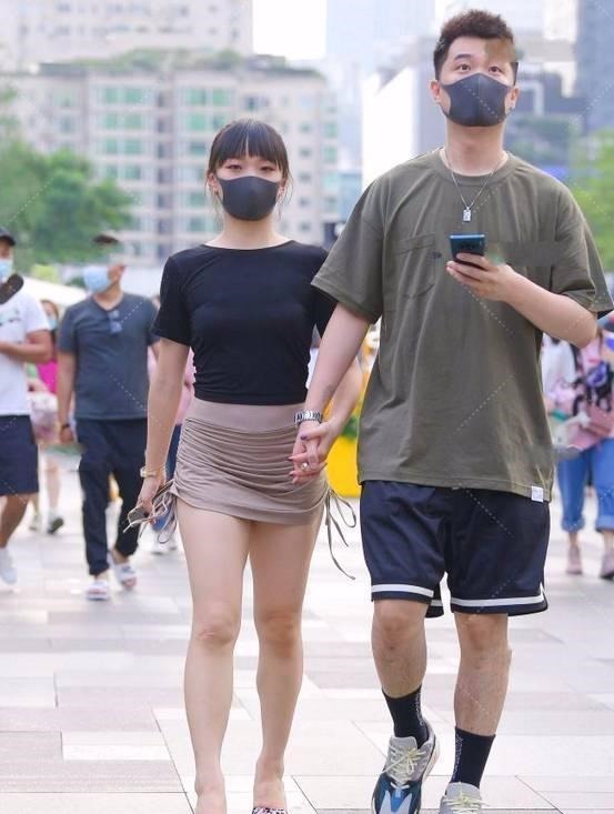包裙 清新的美女,身穿黑色的T恤搭配修身包裙,展现出优雅有活力的美