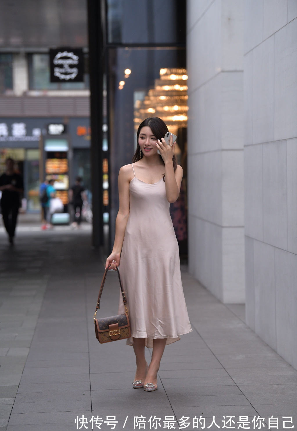 肤色|美女街拍：近肤色吊带裙真亮眼，搭配“透明酒杯鞋”，乍一看以为是“贵妇”