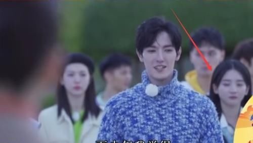 被《青你2》淘汰后,她转头参加央视选秀,和蔡徐坤再续师生缘