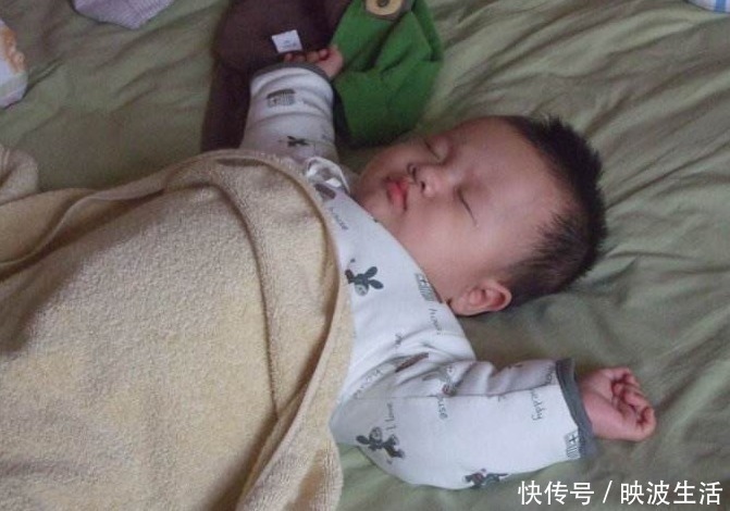 喂奶|宝宝夜里有这些情况,多半是身体发育进入“高峰期”,别忽视