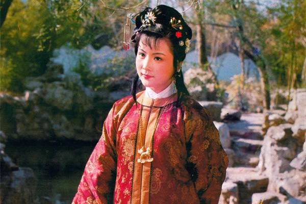 史家!史湘云全家做针线,是穷困潦倒?贾母在枕霞阁的生死劫:打脸宝钗