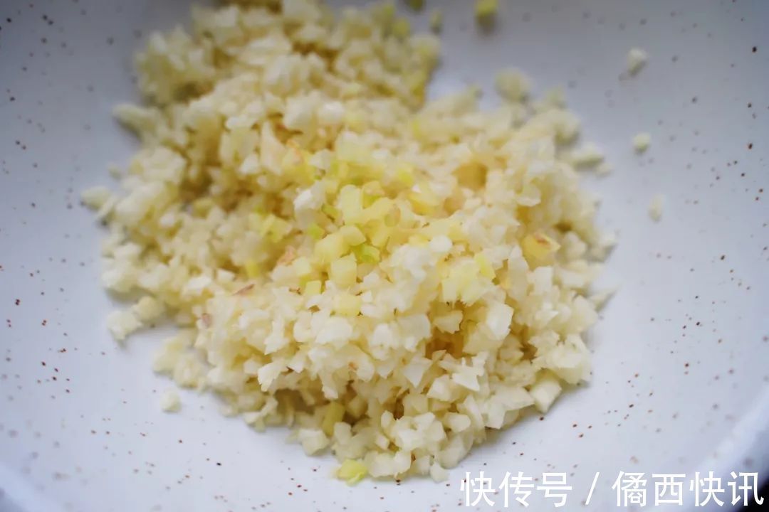 吃8个扇贝要配2头蒜，这样的蒜蓉粉丝蒸扇贝味最正！蒜香超浓郁！