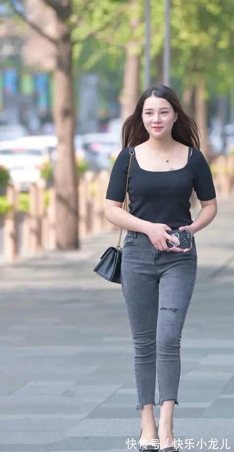 春天里 百搭的紧身牛仔裤,时尚潮流里的王者,小姐姐这穿戴堪称示范模板