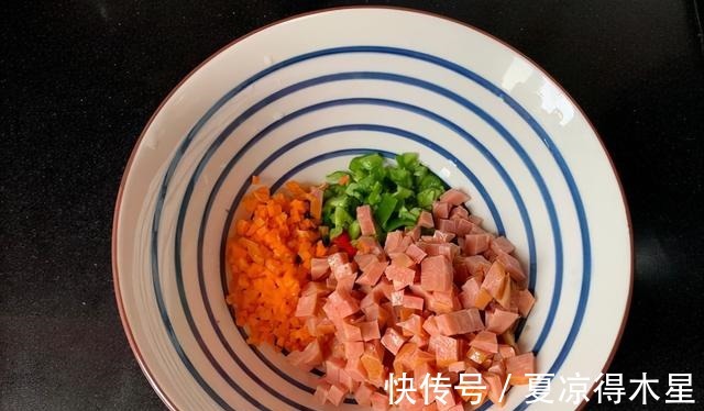 用馄饨皮就能做包子,不需要发面,皮薄还好吃,特别省时哦!