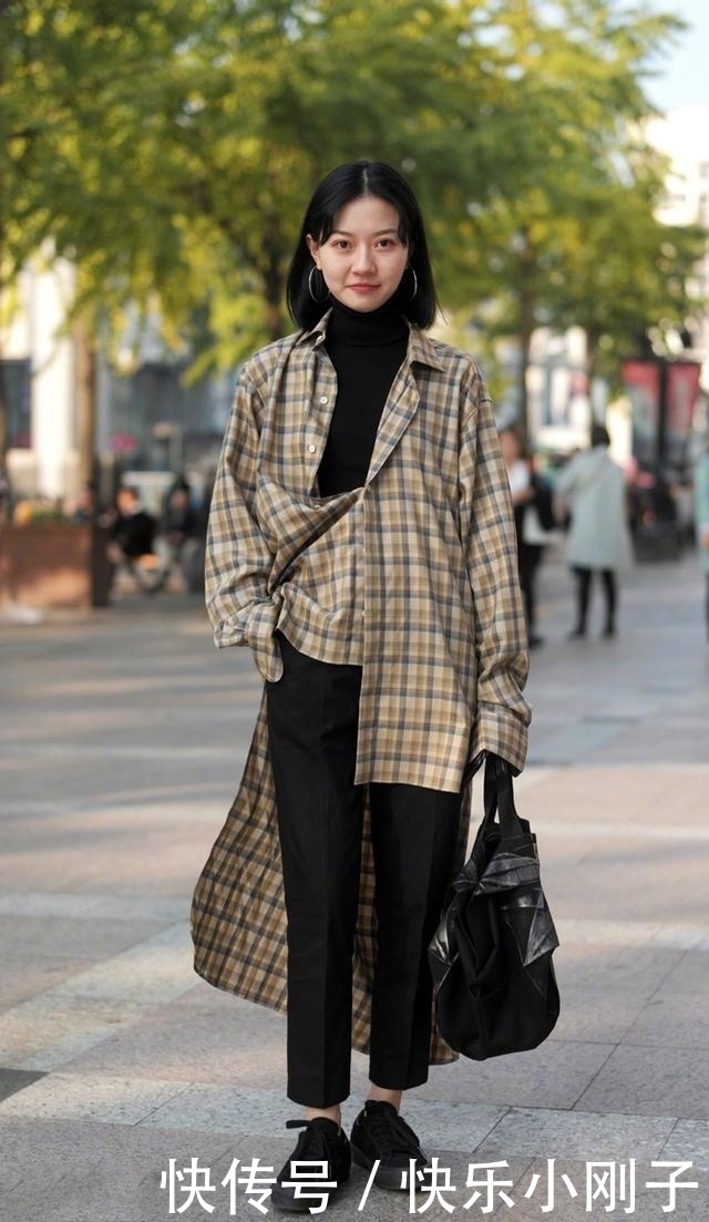 时尚穿搭,美女穿深粉色的裙子,少女感十足,青春有活力