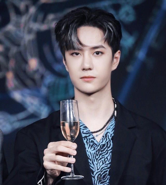  宠爱|同是乐华主持人，王一博冷漠脸被哥哥宠爱，他艺能满分却“镶边”