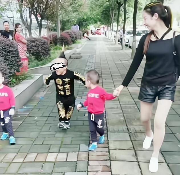 看了又看|“袖珍爸爸”一家四口穿亲子装,路人笑问宝妈:这都是你生的?