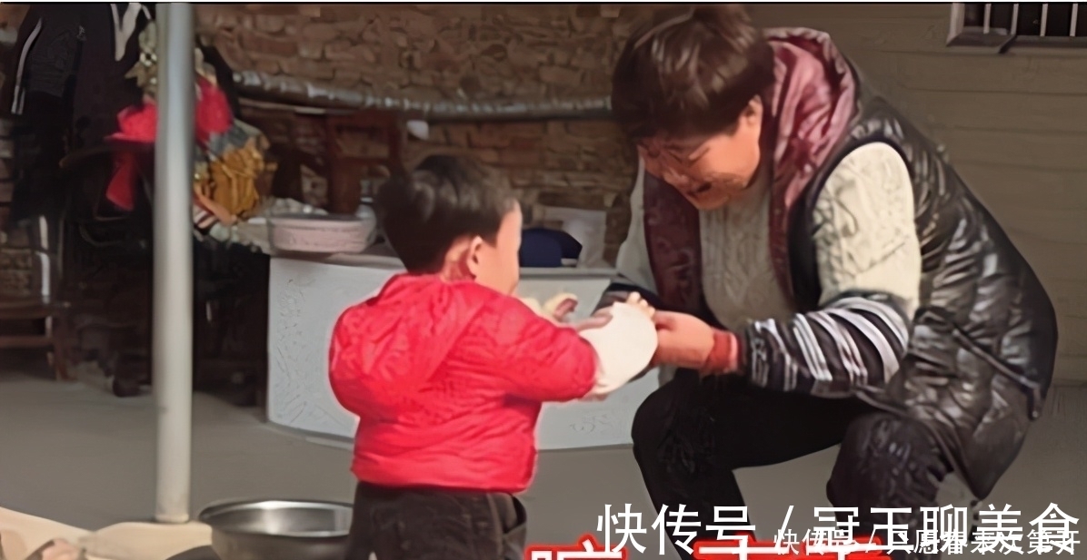 邻居家|萌娃大摇大摆上门“蹭吃”火了,双手插兜表情贼逗:婶,我又来了