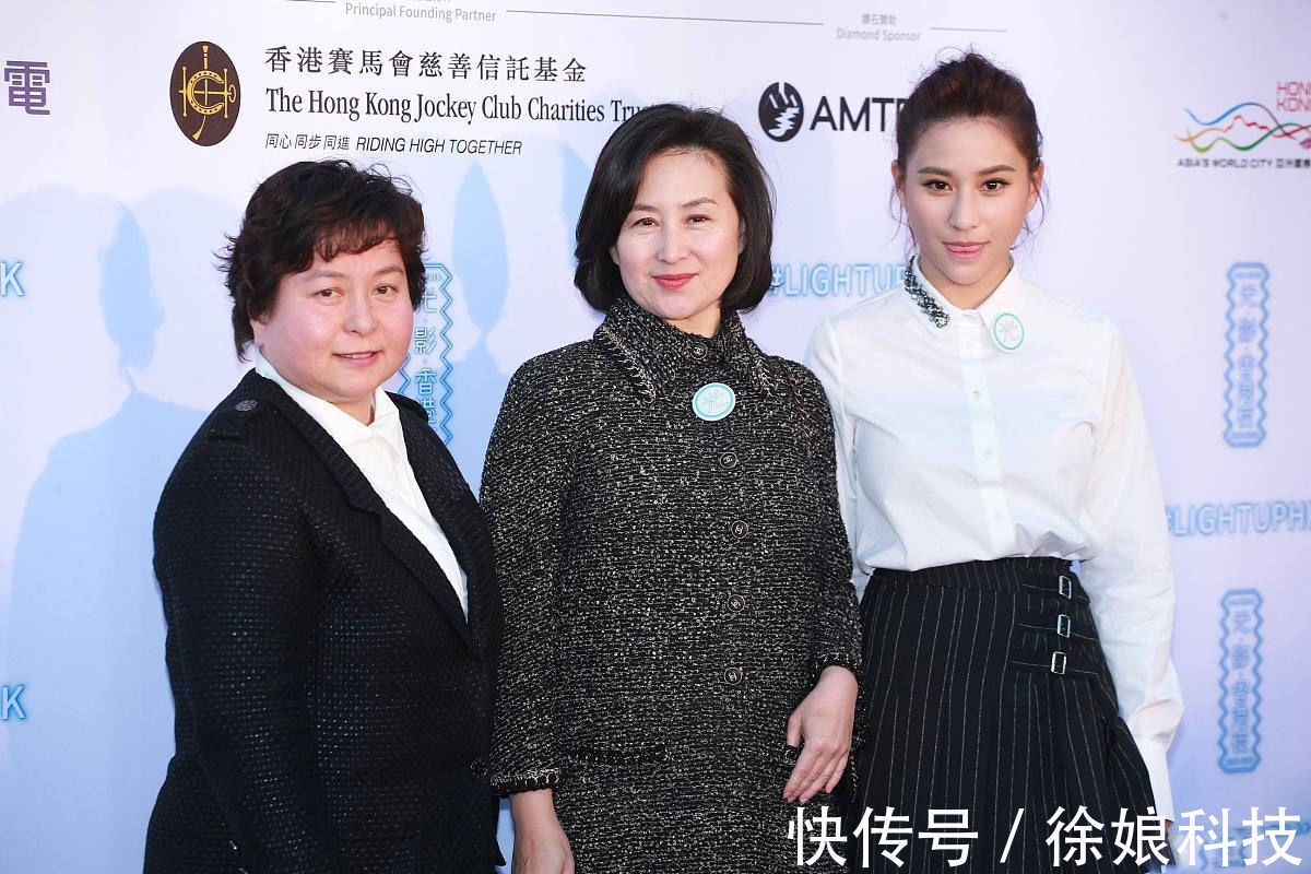 黑色|58岁何超琼再次艳压群芳,黑色蕾丝裙配飞尾短发,胸针显真名媛