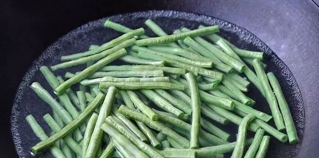 不焯水不能吃的四种蔬菜, 很多人不懂, 吃了肠胃不适