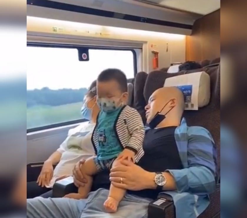 航空管理局|萌娃高铁上替熟睡的爸妈“站岗”火了,网友为这个家付出太多了