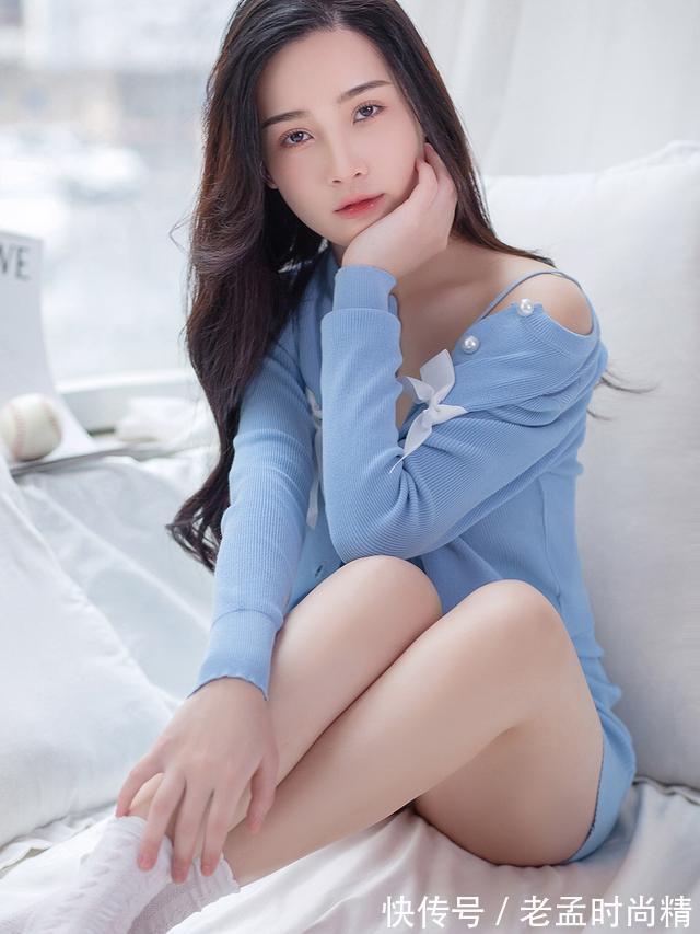 针织 美女蓝色针织连衣裙搭配一件针织衫,满满的氛围感,很漂亮