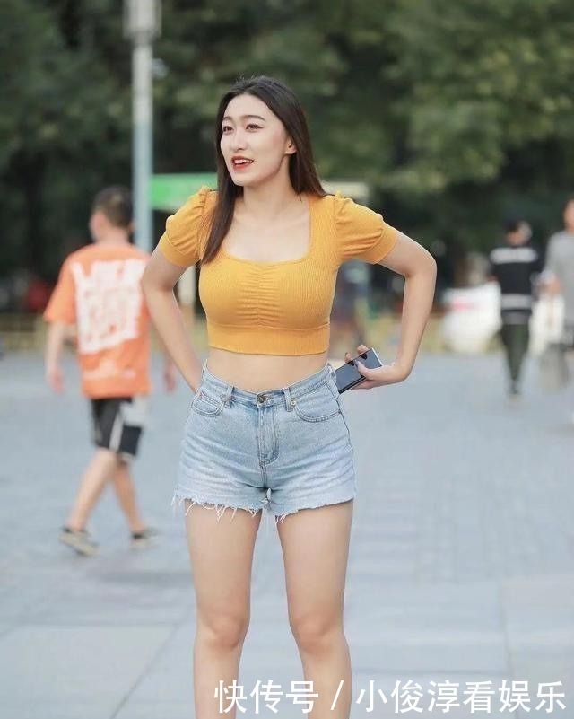 回头率|超短上衣配牛仔短裤,拉长身材彰显大长腿,回头率好高呀
