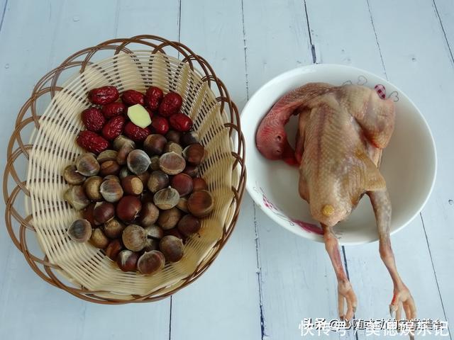 燉鴿子湯不需要太多調料，只放2種食材就夠了，體質不好要多喝