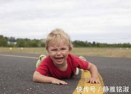 小情人|小萝莉接爸爸下班,可把小情人高兴坏了,下一秒跌倒爸爸心疼坏了