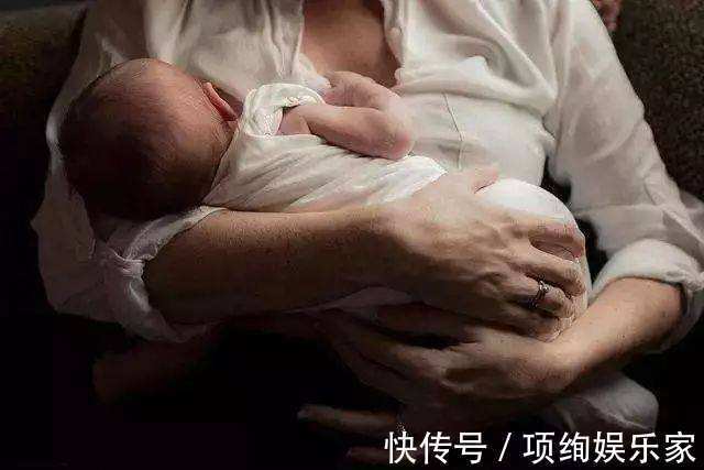 乳房|婴儿边吃母乳边用手推妈妈宝宝表达的8种需求，你接收到了吗