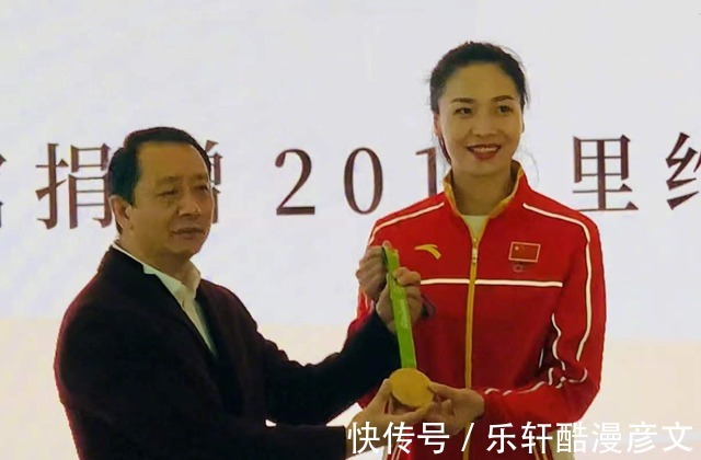 三朝元老|前女排队长晒全家福!魏秋月让儿子戴奥运金牌,随后宣布重要决定