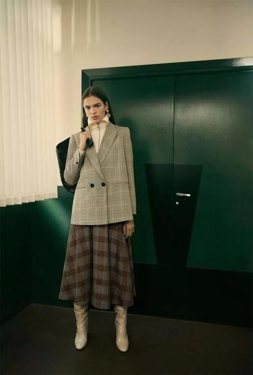 最近流行穿“过膝裙+西装”，洋气显高又保暖，时髦精们也爱了