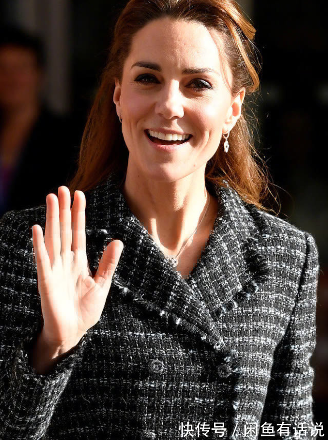 穿搭|凯特王妃扎马尾更显年轻,穿粗花呢西装裙出席酒会,简单却很高级