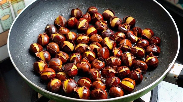 糖水|这才是板栗最好吃的做法,两个小技巧,轻松去壳又好吃,简单实用