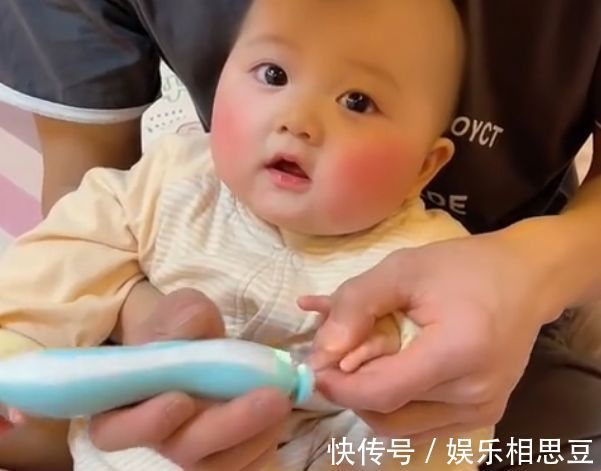 孩子|萌娃窝在爸爸怀里,被小心翼翼地剪指甲火了,网友:是年画娃娃吧