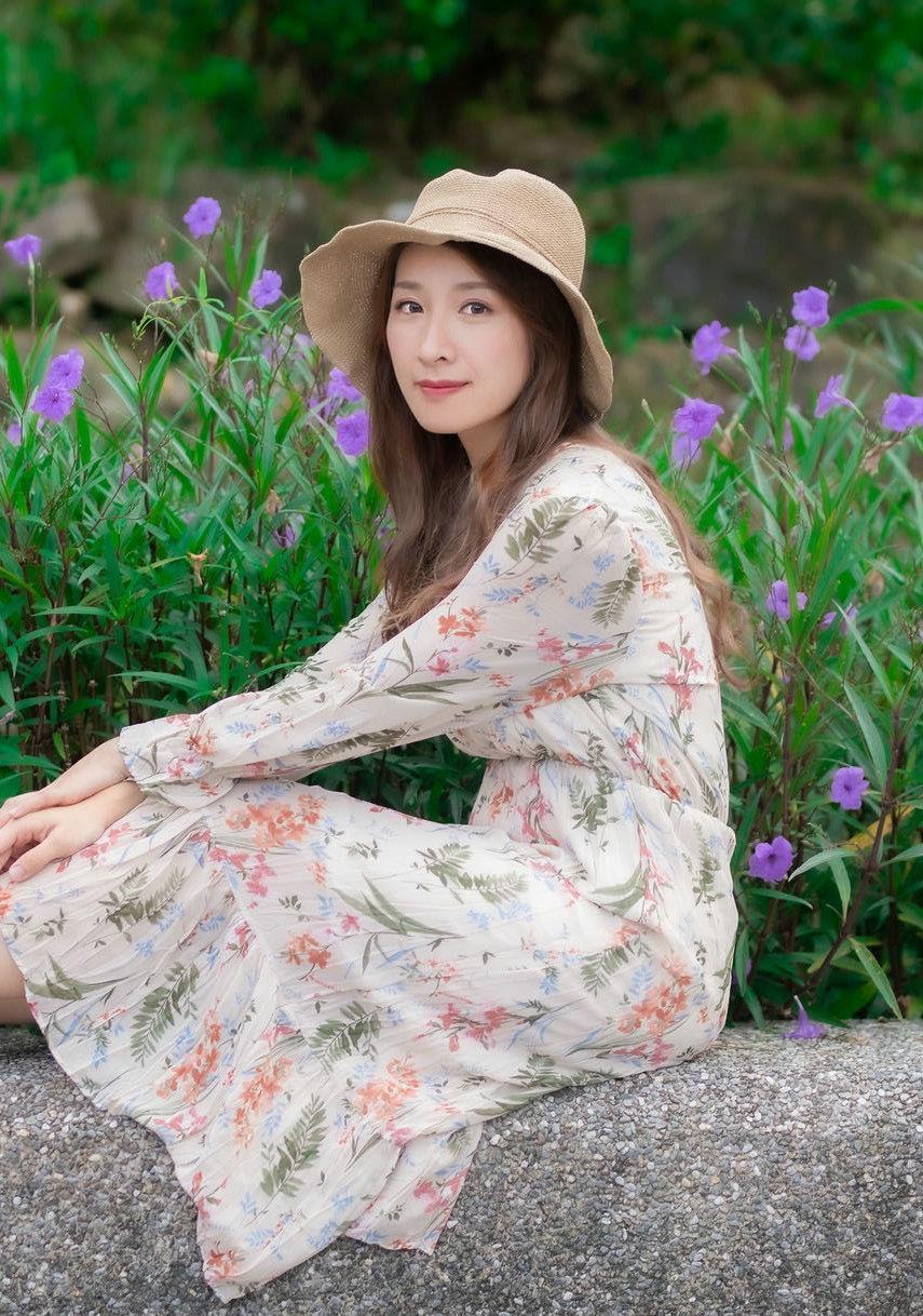 v领|V领印花连衣裙是很多圆脸妹纸们的最爱,会有拉长脸型的效果