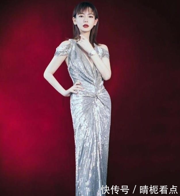 戚薇|戚薇撞衫张钧甯,两人同穿亮片“浴袍”,却输在了“漫画发型”