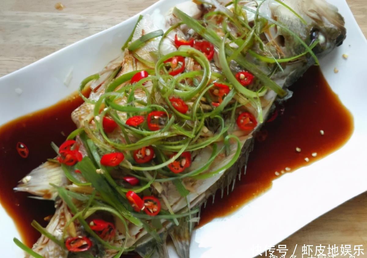过年做清蒸鱼,冷水还是热水下锅?许多人做错了,难怪鱼肉不好吃