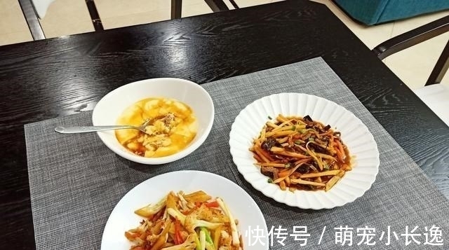 晚餐|母子俩的晚餐只有3个菜，儿子说个个好吃，网友却说太寒碜