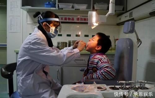 卡鱼刺|3岁孩子吃鱼“卡鱼刺”，妈妈这“取刺”办法，连儿科医生都称赞