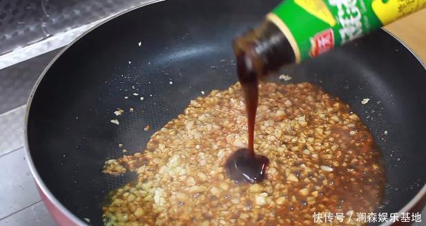 西葫芦里面加4个鸡蛋,不用炒不凉拌,招待客人,比吃肉都过瘾