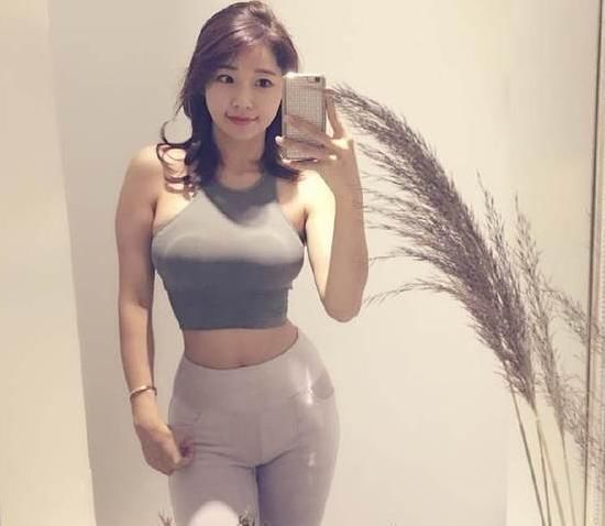 万种风情|亭亭玉立的打底裤小美女,尽显女性万种风情,魅力十足