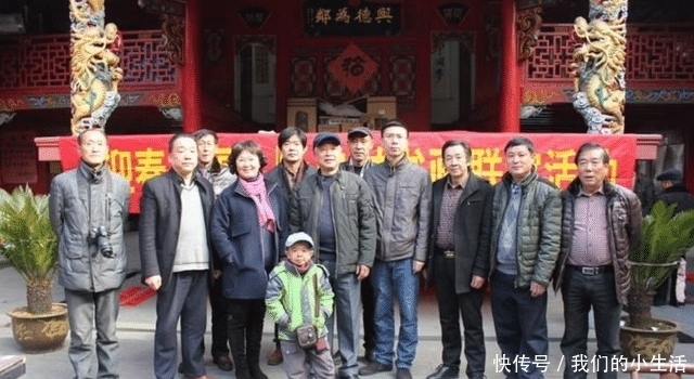 侏儒画家蔡乐群:身高1.2米,跪在桌子上作画,因热爱改变人生