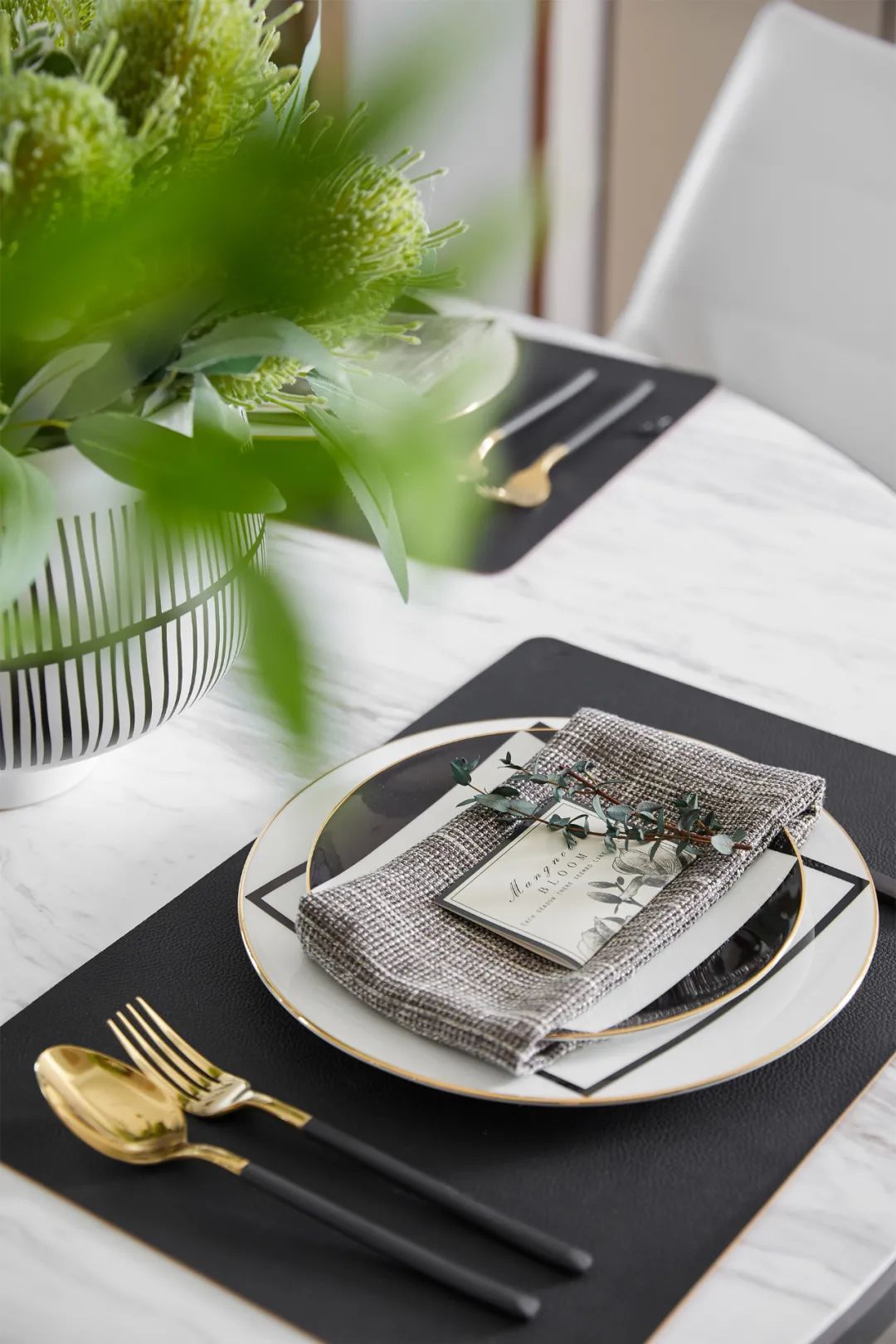 次卧|95㎡现代雅奢，丰富的颜色及软装搭配，造就出一个活力的家