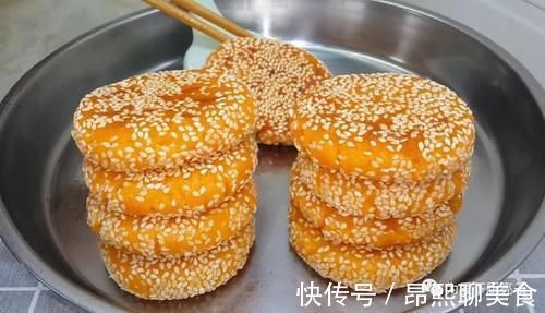 红薯这做法才简单，锅里烙一烙，个个软糯香甜，比蛋糕南瓜饼好吃