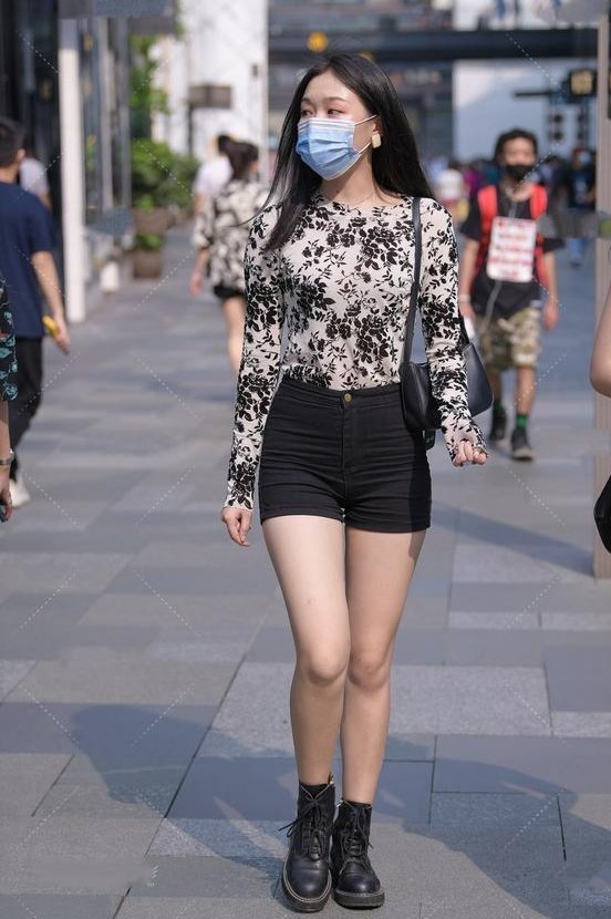 衣服|修身印花上衣搭配纯黑色高帮皮鞋,知性干练,成熟大气