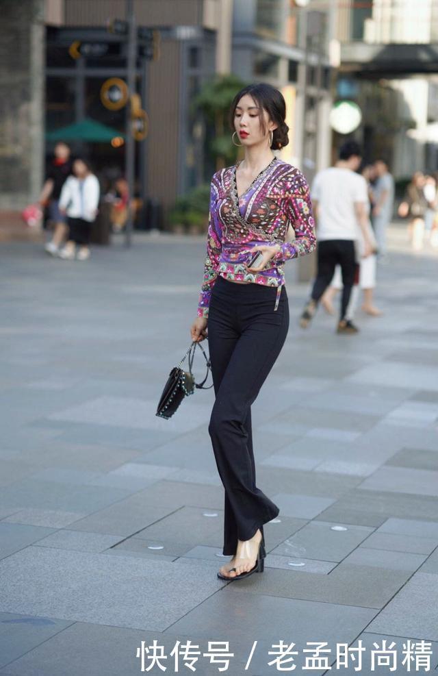 复古|美女的神奇造型, 复古长袖搭配“低胸设计”, 用“一根脚趾”穿鞋