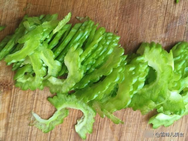 苦瓜|夏季天热，这菜清热明目，2块钱做一盘，不炒不炖简单一拌就上桌