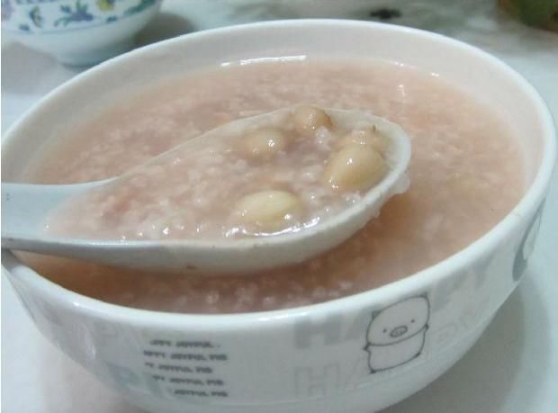 无锡7岁女孩腹痛入院，脾胃衰弱，医生提醒：煮粥时少放这3物