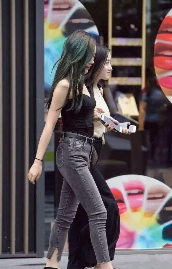 逛街|街拍:碰到两个小姐姐逛街!一个清纯一个性感,你喜欢哪一个!