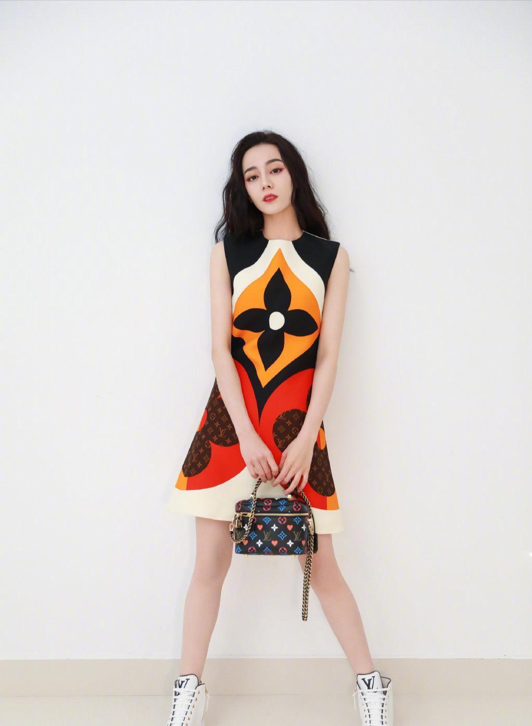 洋气|迪丽热巴扎麻花辫真洋气,绿色开衫配阔腿牛仔裤,女神范儿十足