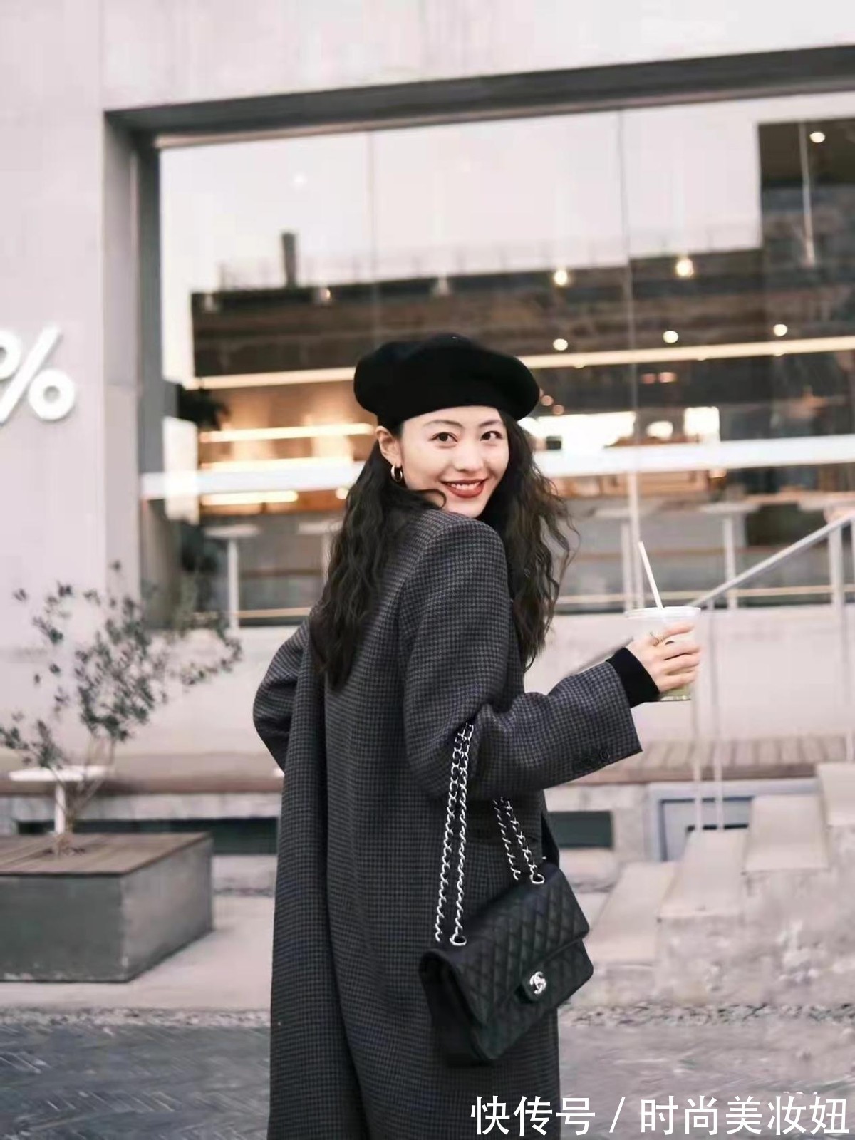 高领 “大衣+高领毛衣”太高级了,保暖又显气质,适合30、40岁的女人