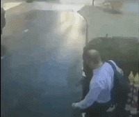 |搞笑GIF:妹子 你这套衣服不错 是你自己做的吧