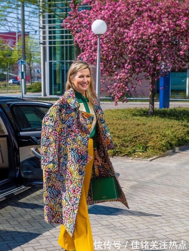 黄色 50岁荷兰王后穿搭用色超大胆,穿遍彩虹色,连英女王也望尘莫及!