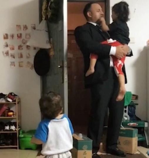 宝妈|奶爸下班回家眼里只有女儿,随后1岁儿子反应,网友直言有骨气