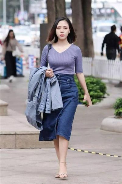 街拍:气质优雅的时尚辣妈,黑色的碎花长裙美丽大方