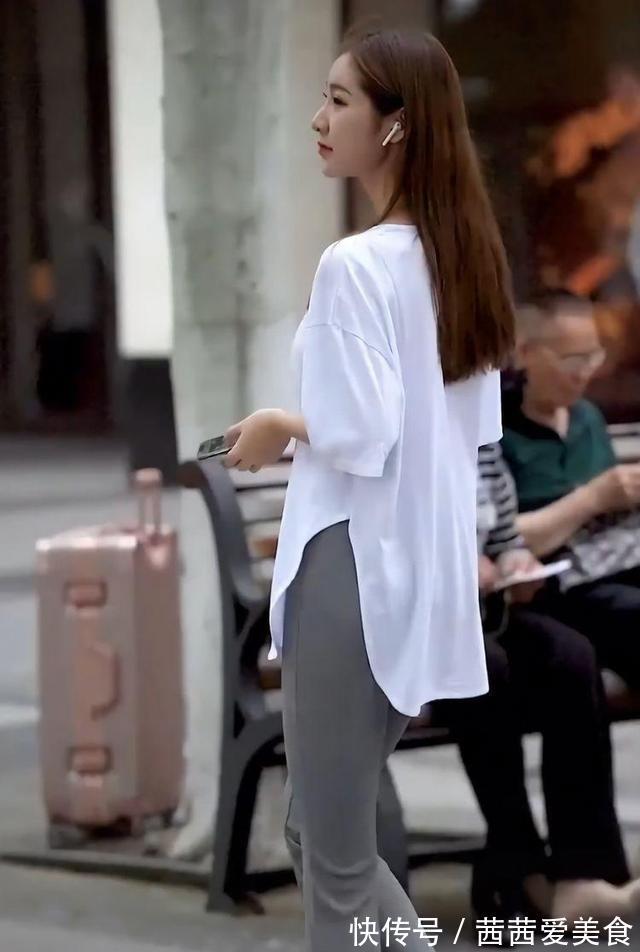 时髦 垂感很好的喇叭裤搭配白色上衣,特别显气质,走路就像带风一样