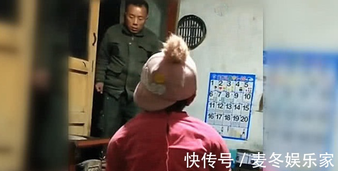 我们的爱|爸爸干了一天重活,回家看到女儿还在等候,从怀里掏出的东西泪目