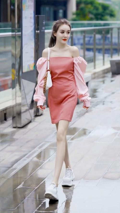 美女穿一条粉色的风衣裙,看起来优雅大方,气质迷人